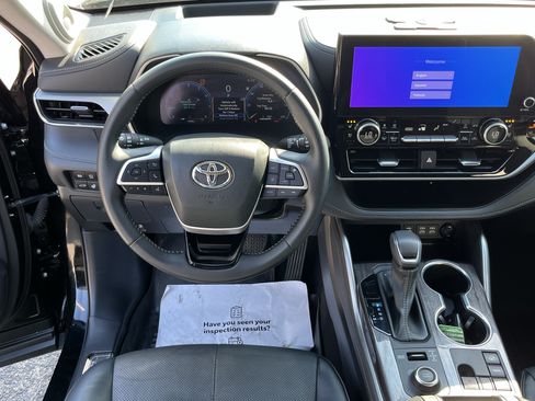Certified 2024 Toyota Highlander Platinum AWD/4WD image 11