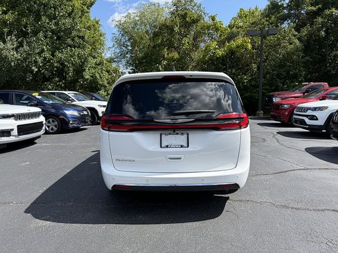 Used 2026 Chrysler Pacifica Select FWD image 5