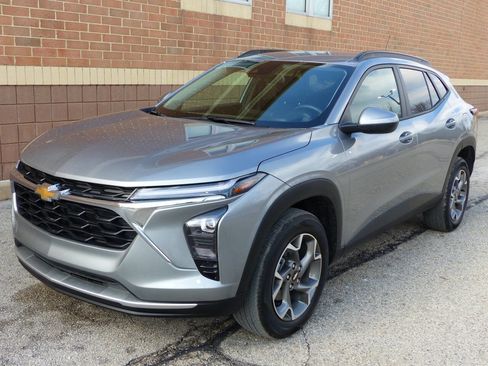 Used 2025 Chevrolet Trax LT w/ Driver Confidence Package image 9