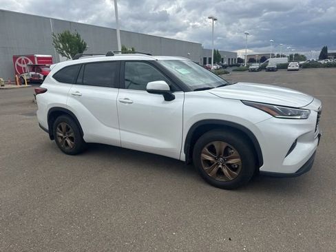 Used 2023 Toyota Highlander Bronze Edition image 5