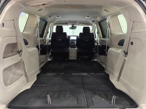 Used 2024 Chrysler Pacifica Touring-L image 33
