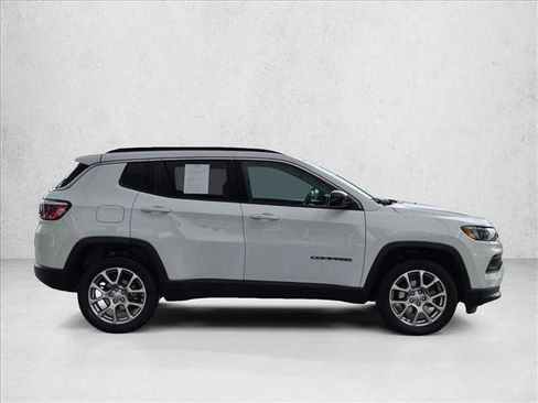 Used 2022 Jeep Compass Latitude AWD/4WD image 4