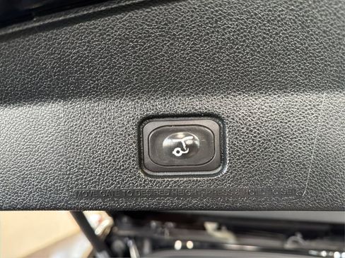 Used 2018 Ford Explorer XLT w/ Equipment Group 202A AWD/4WD image 14