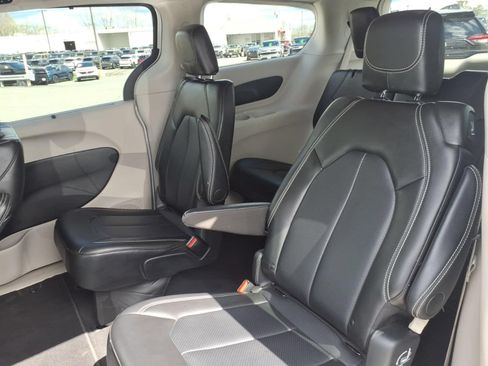Used 2024 Chrysler Pacifica Touring-L FWD image 8