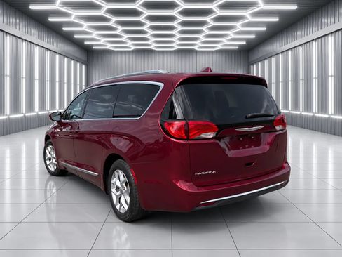 Used 2020 Chrysler Pacifica Touring-L w/ Tire & Wheel Group FWD image 5