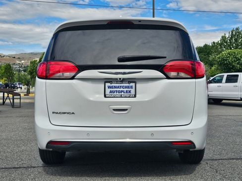 Used 2019 Chrysler Pacifica Touring-L FWD image 4