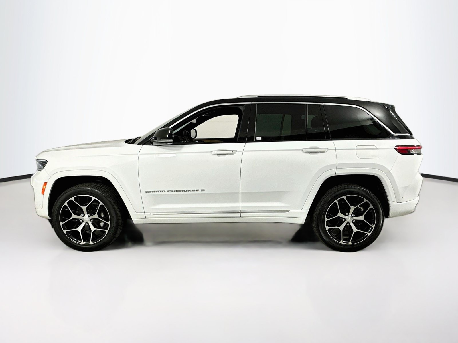 Used 2023 Jeep Grand Cherokee Summit AWD/4WD image 8