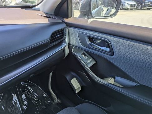 Used 2023 Nissan Rogue SV image 18