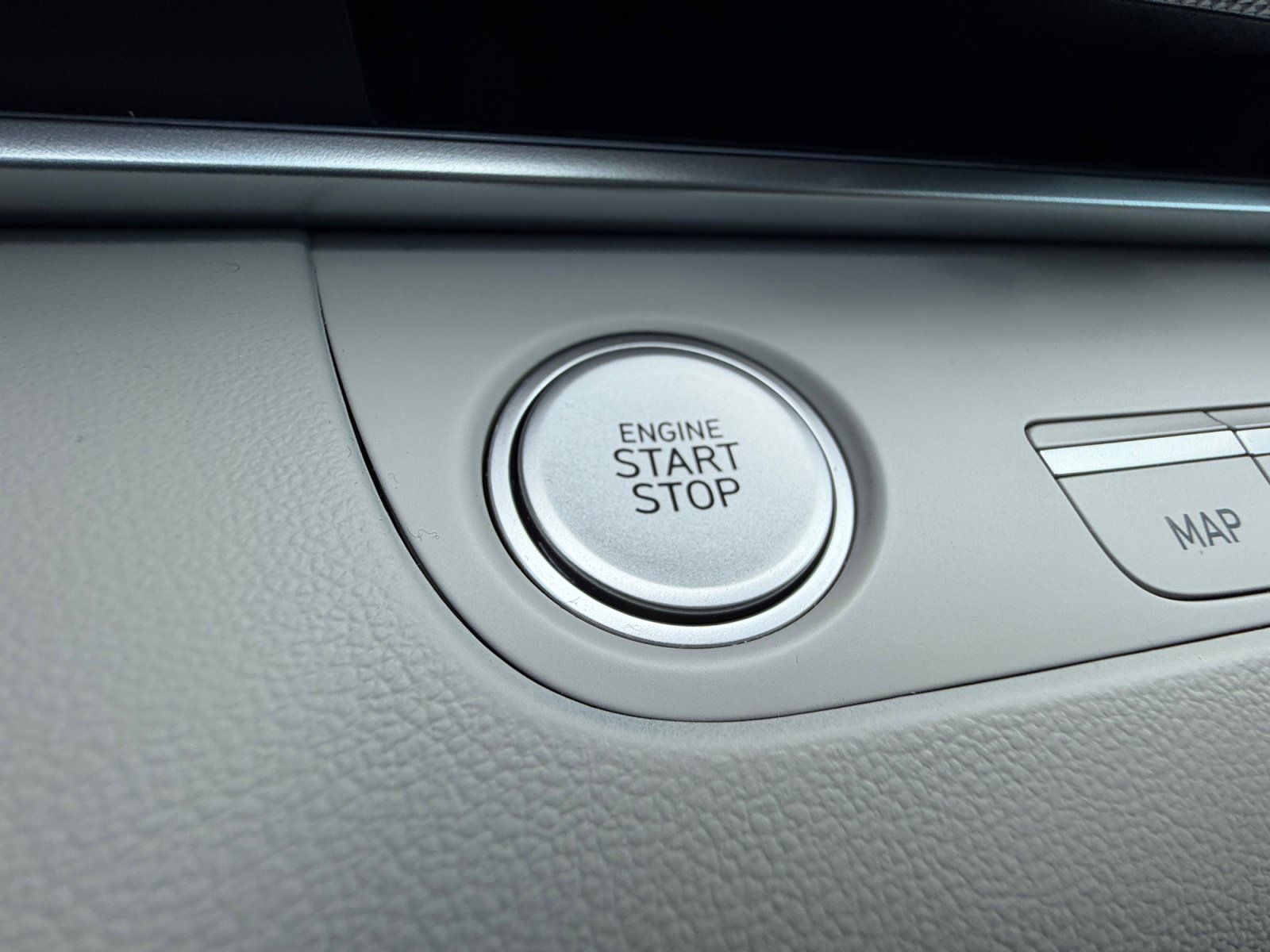 Used 2025 Hyundai Elantra Limited FWD image 30