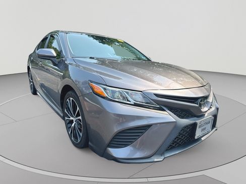 Used 2019 Toyota Camry SE FWD image 3