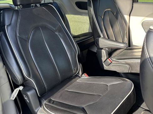 Used 2023 Chrysler Pacifica Limited FWD image 11
