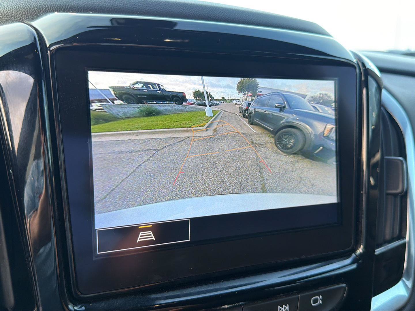Used 2023 Chevrolet Traverse LT FWD image 28