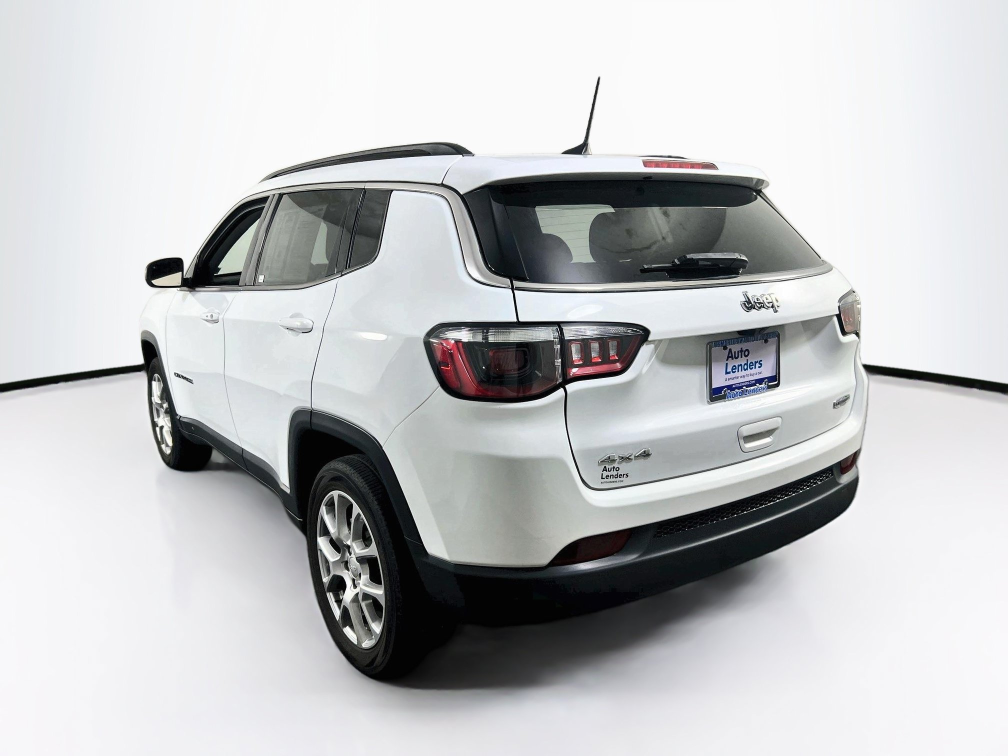 Used 2022 Jeep Compass Latitude w/ Sun and Sound Group AWD/4WD image 7