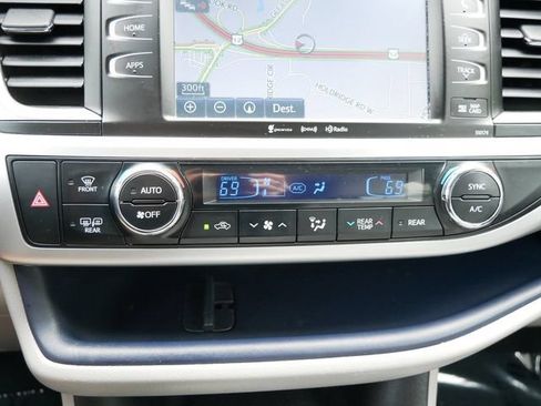 Used 2017 Toyota Highlander XLE AWD/4WD image 20