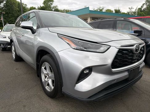 Used 2022 Toyota Highlander LE AWD/4WD image 3