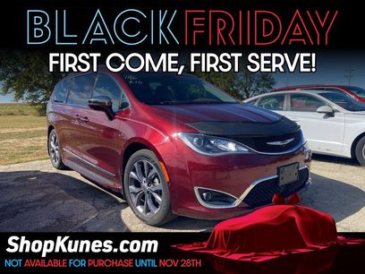 Used 2017 Chrysler Pacifica Limited w/ Advanced Safetytec Group