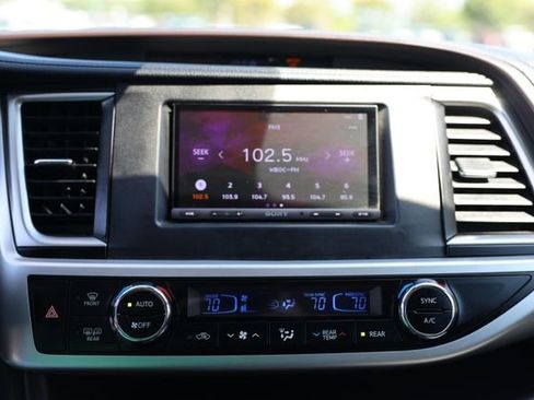 Used 2018 Toyota Highlander Plus AWD/4WD image 25