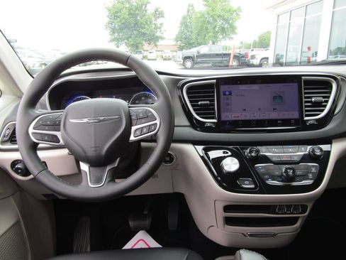 Used 2024 Chrysler Pacifica Touring-L FWD image 5