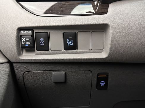 Used 2017 Toyota Sienna XLE image 22