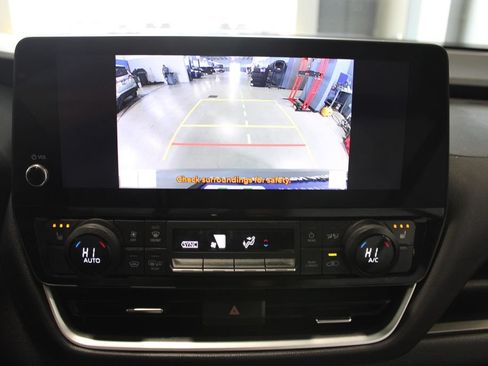 Used 2024 Toyota Grand Highlander AWD image 15