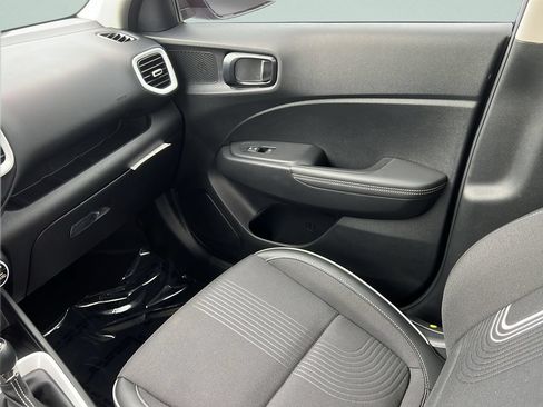 Used 2025 Hyundai Venue Limited FWD image 13