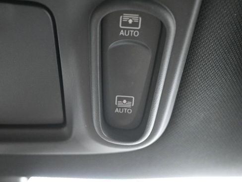 Used 2025 Chrysler Pacifica Limited FWD image 19