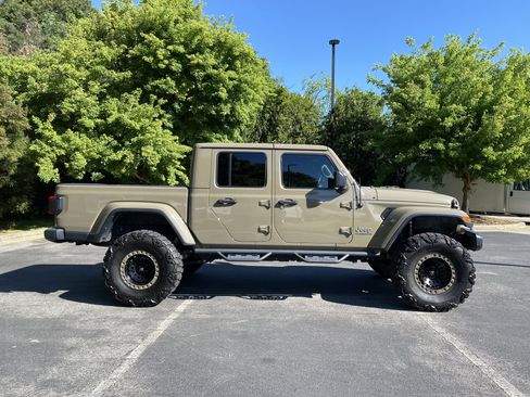 Used 2020 Jeep Gladiator Overland w/ Popular Equipment Package image 10