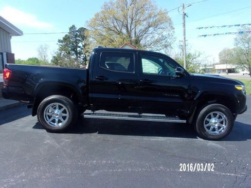 Used 2018 Toyota Tacoma TRD Sport image 4
