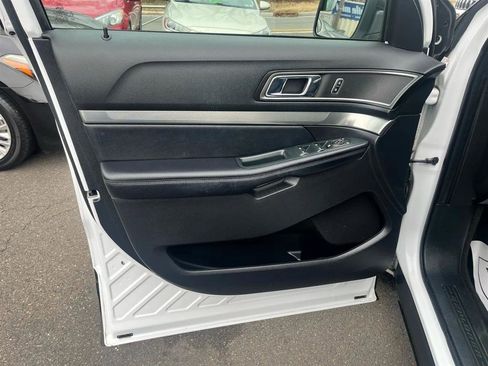 Used 2018 Ford Explorer XLT image 9