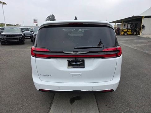 New 2026 Chrysler Pacifica Select image 6