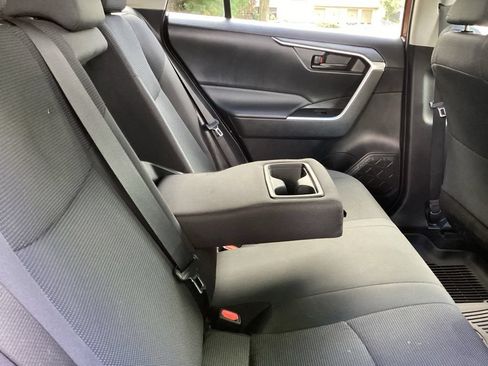 Used 2021 Toyota RAV4 LE AWD/4WD image 4