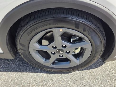 Used 2025 Kia K4 LXS image 14