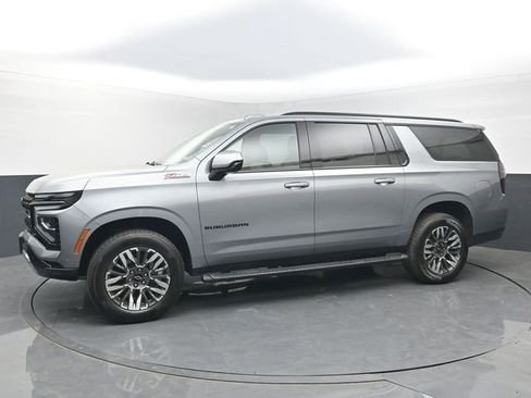 Used 2025 Chevrolet Suburban Z71 image 2