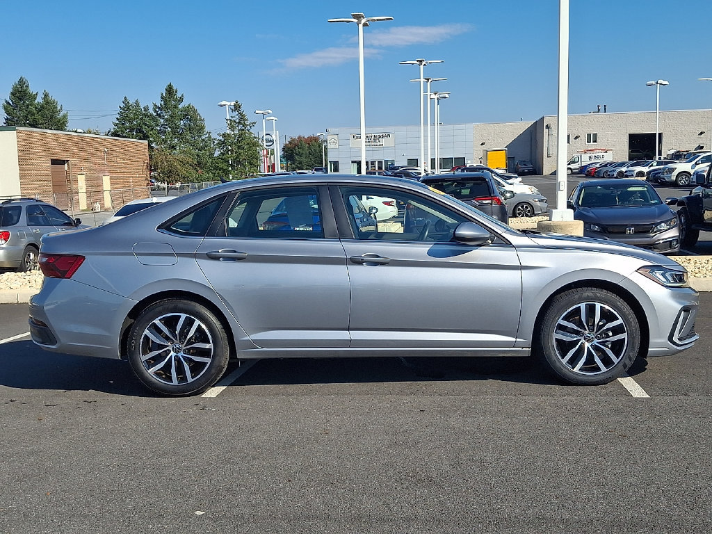 Used 2025 Volkswagen Jetta SE FWD image 7