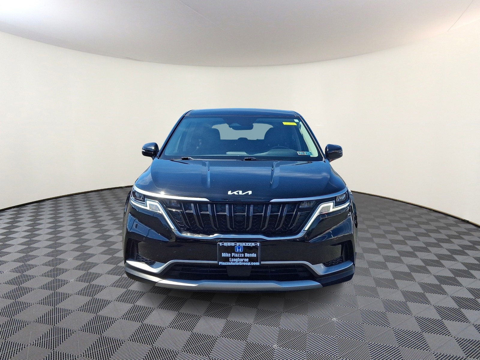 Used 2024 Kia Carnival EX FWD image 2