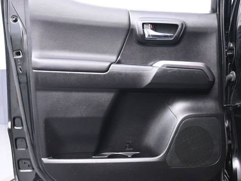 Used 2020 Toyota Tacoma TRD Sport AWD/4WD image 19