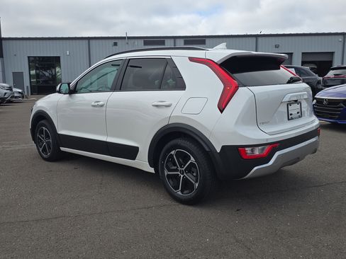 Certified 2025 Kia Niro EX image 6