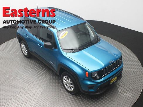 Used 2022 Jeep Renegade Latitude w/ Convenience Group AWD/4WD image 3