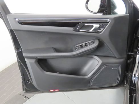 Certified 2026 Porsche Macan AWD/4WD image 35