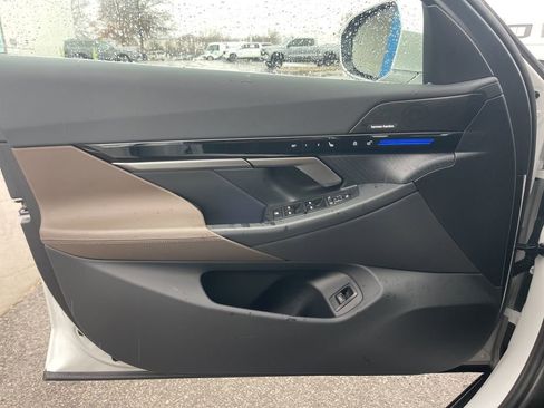 Used 2025 BMW 530i xDrive w/ Premium Package image 34