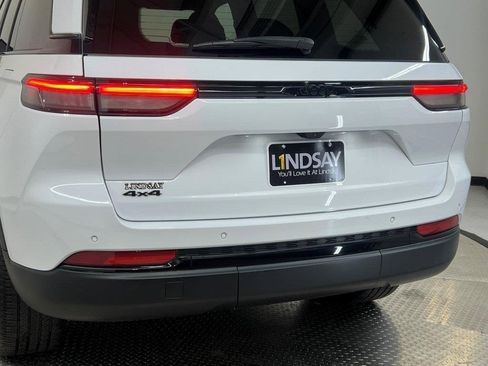 Used 2023 Jeep Grand Cherokee Altitude image 8