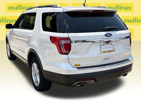 Used 2018 Ford Explorer XLT w/ Equipment Group 202A FWD image 9