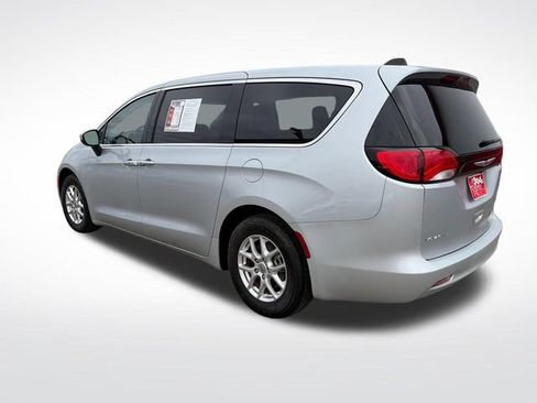 Used 2023 Chrysler Voyager LX FWD image 4