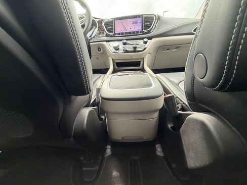 Used 2024 Chrysler Pacifica Limited FWD image 48