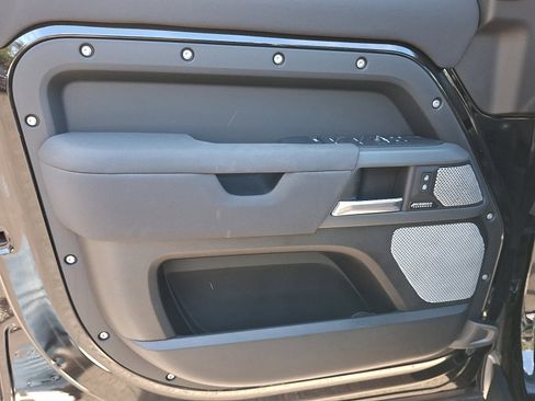 Used 2023 Land Rover Defender 130 X-Dynamic SE image 13