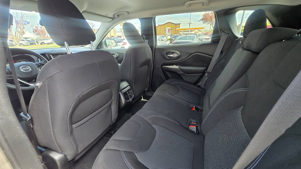 Used 2020 Jeep Cherokee Latitude AWD/4WD image 22