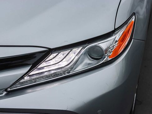 Used 2018 Toyota Camry XLE image 7