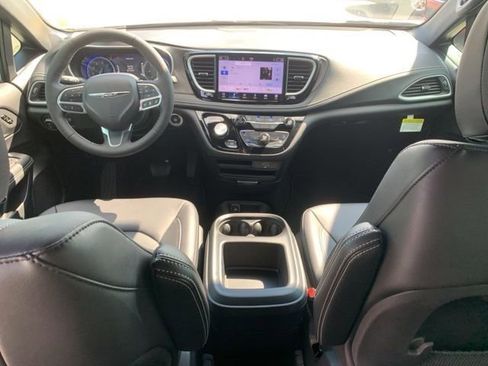 New 2026 Chrysler Pacifica Select image 21