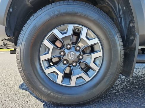 Used 2017 Toyota Tacoma TRD Off-Road w/ Premium & Technology Package AWD/4WD image 25