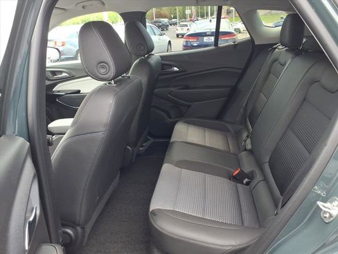 Used 2025 Chevrolet Trax LT FWD image 28